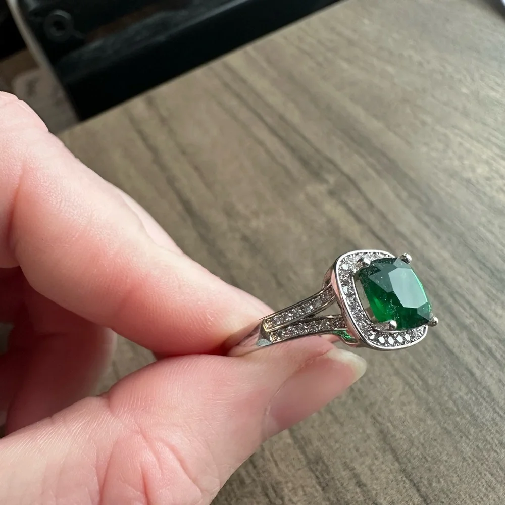 Emerald Green and Silver Women's Ring - Picture 2 of 3